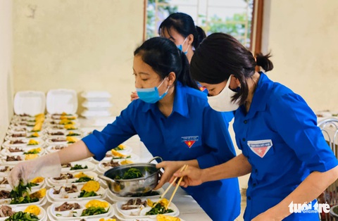 Ấm lòng từng quả bí, chục trứng, mớ rau… bà con gửi vào khu cách ly - Ảnh 9. Ấm lòng từng quả bí, chục trứng, mớ rau… bà con gửi vào khu cách ly - Ảnh 9.