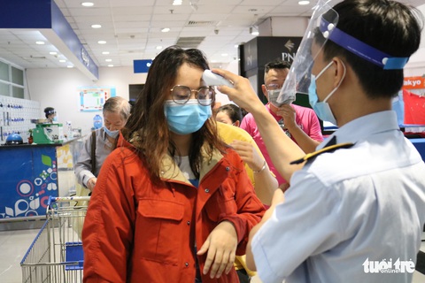 Bà con mình nhớ chú ý an toàn khi mua sắm trong mùa dịch COVID-19 - Ảnh 6. Bà con mình nhớ chú ý an toàn khi mua sắm trong mùa dịch COVID-19 - Ảnh 6.