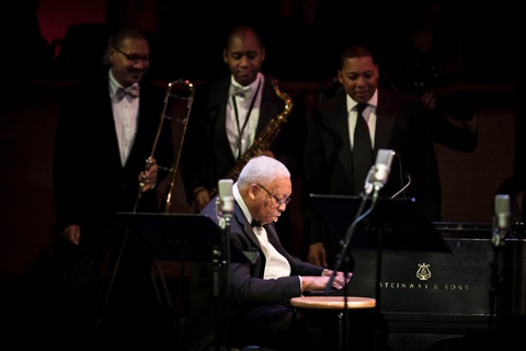 Giải Grammy Adam Schlesinger và biểu tượng Jazz Ellis Marsalis Jr. qua đời vì COVID-19 - Ảnh 4. Giải Grammy Adam Schlesinger và biểu tượng Jazz Ellis Marsalis Jr. qua đời vì COVID-19 - Ảnh 4.