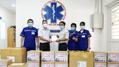 Cùng Tuổi Trẻ chống dịch COVID-19 - Quà của bạn đọc đến tay bác sĩ - Ảnh 1. Cùng Tuổi Trẻ chống dịch COVID-19 - Quà của bạn đọc đến tay bác sĩ - Ảnh 1.