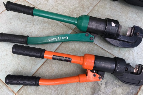 Bắt nhóm nghi can thuê ôtô, thủ mã tấu vào nhà dân trộm cắp - Ảnh 3. Bắt nhóm nghi can thuê ôtô, thủ mã tấu vào nhà dân trộm cắp - Ảnh 3.