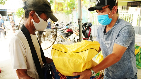 Tiếp sức cho người bán vé số - Ảnh 1. Tiếp sức cho người bán vé số - Ảnh 1.