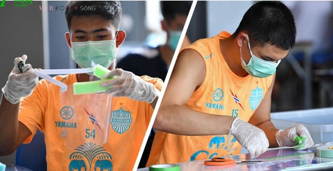 Không thi đấu, á quân Thai League... may khẩu trang tặng mọi người - Ảnh 1. Không thi đấu, á quân Thai League... may khẩu trang tặng mọi người - Ảnh 1.