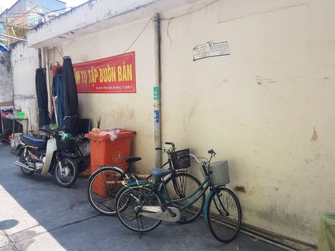Người quay clip nam thanh niên giở trò đồi bại với phụ nữ nói gì? - Ảnh 2. Người quay clip nam thanh niên giở trò đồi bại với phụ nữ nói gì? - Ảnh 2.
