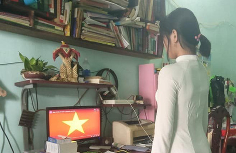 Học sinh đồng loạt chào cờ trực tuyến sáng đầu tuần - Ảnh 2. Học sinh đồng loạt chào cờ trực tuyến sáng đầu tuần - Ảnh 2.