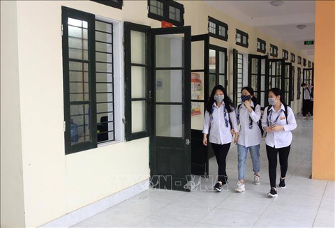 Học sinh Cà Mau trở lại trường, ngồi cách 2 mét, Thái Bình ngồi như cũ - Ảnh 9. Học sinh Cà Mau trở lại trường, ngồi cách 2 mét, Thái Bình ngồi như cũ - Ảnh 9.