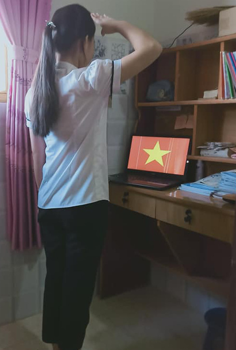 Học sinh đồng loạt chào cờ trực tuyến sáng đầu tuần - Ảnh 5. Học sinh đồng loạt chào cờ trực tuyến sáng đầu tuần - Ảnh 5.