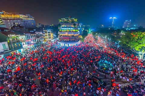 Bức ảnh chung cư rợp quốc kỳ Việt Nam là của một người Ấn Độ sống ở Hà Nội - Ảnh 3. Bức ảnh chung cư rợp quốc kỳ Việt Nam là của một người Ấn Độ sống ở Hà Nội - Ảnh 3.
