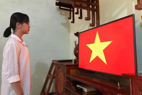 Học sinh đồng loạt chào cờ trực tuyến sáng đầu tuần - Ảnh 1. Học sinh đồng loạt chào cờ trực tuyến sáng đầu tuần - Ảnh 1.