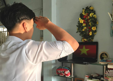Học sinh đồng loạt chào cờ trực tuyến sáng đầu tuần - Ảnh 7. Học sinh đồng loạt chào cờ trực tuyến sáng đầu tuần - Ảnh 7.