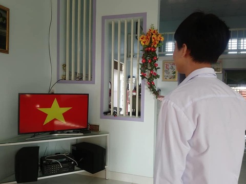 Học sinh đồng loạt chào cờ trực tuyến sáng đầu tuần - Ảnh 8. Học sinh đồng loạt chào cờ trực tuyến sáng đầu tuần - Ảnh 8.