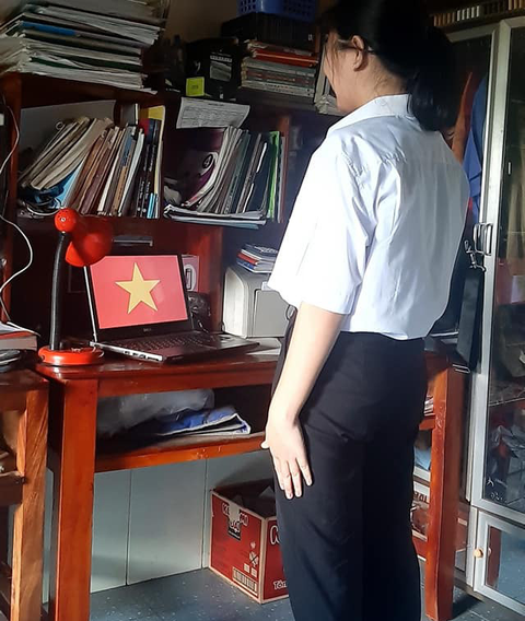 Học sinh đồng loạt chào cờ trực tuyến sáng đầu tuần - Ảnh 10. Học sinh đồng loạt chào cờ trực tuyến sáng đầu tuần - Ảnh 10.