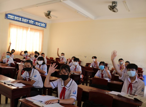 Học sinh Cà Mau trở lại trường, ngồi cách 2 mét, Thái Bình ngồi như cũ - Ảnh 1. Học sinh Cà Mau trở lại trường, ngồi cách 2 mét, Thái Bình ngồi như cũ - Ảnh 1.
