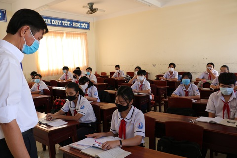 Học sinh Cà Mau trở lại trường, ngồi cách 2 mét, Thái Bình ngồi như cũ - Ảnh 8. Học sinh Cà Mau trở lại trường, ngồi cách 2 mét, Thái Bình ngồi như cũ - Ảnh 8.