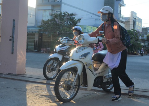 Học sinh Cà Mau trở lại trường, ngồi cách 2 mét, Thái Bình ngồi như cũ - Ảnh 5. Học sinh Cà Mau trở lại trường, ngồi cách 2 mét, Thái Bình ngồi như cũ - Ảnh 5.