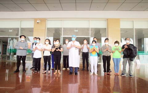 Hơn một tháng đi trên dây của y bác sĩ tuyến đầu - Ảnh 1. Hơn một tháng đi trên dây của y bác sĩ tuyến đầu - Ảnh 1.
