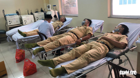 Nhóm CSGT hiến máu cứu người trong mùa dịch COVID-19 - Ảnh 1. Nhóm CSGT hiến máu cứu người trong mùa dịch COVID-19 - Ảnh 1.