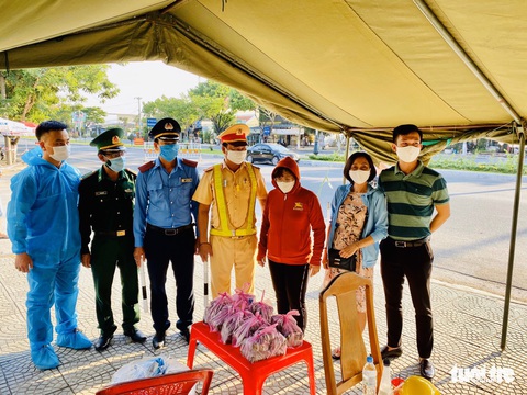 Giáo viên tiểu học gói bánh chưng tiếp sức tuyến đầu chống dịch - Ảnh 3. Giáo viên tiểu học gói bánh chưng tiếp sức tuyến đầu chống dịch - Ảnh 3.