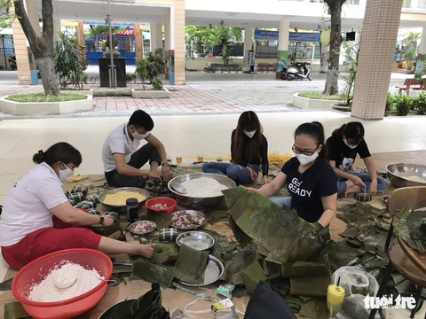 Giáo viên tiểu học gói bánh chưng tiếp sức tuyến đầu chống dịch - Ảnh 1. Giáo viên tiểu học gói bánh chưng tiếp sức tuyến đầu chống dịch - Ảnh 1.