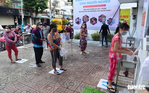 Mùa dịch, người Việt giúp nhau như trong một đại gia đình - Ảnh 1. Mùa dịch, người Việt giúp nhau như trong một đại gia đình - Ảnh 1.