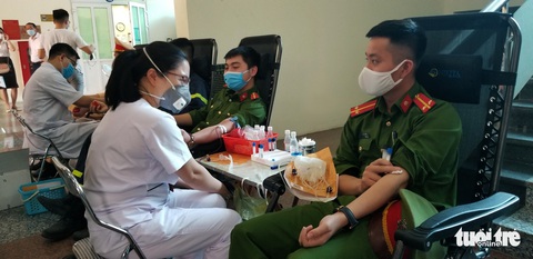 Công an Hà Nội bắt đầu hiến máu trong 10 ngày - Ảnh 4. Công an Hà Nội bắt đầu hiến máu trong 10 ngày - Ảnh 4.