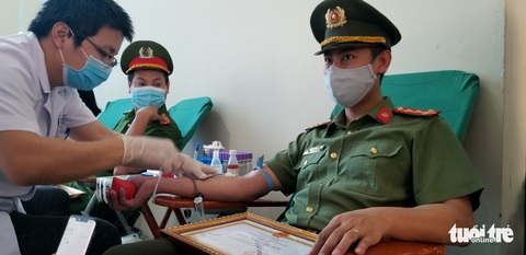 Công an Hà Nội bắt đầu hiến máu trong 10 ngày - Ảnh 3. Công an Hà Nội bắt đầu hiến máu trong 10 ngày - Ảnh 3.