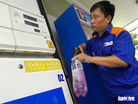 Giá dầu thế giới xuống 15 USD/thùng, thấp kỷ lục trong 20 năm qua - Ảnh 1. Giá dầu thế giới xuống 15 USD/thùng, thấp kỷ lục trong 20 năm qua - Ảnh 1.