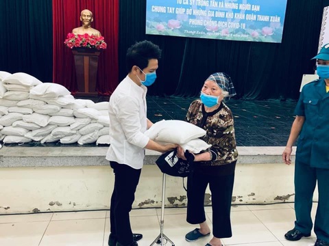 Trọng Tấn, Đăng Dương, Tấn Minh trao 7 tấn gạo cho 1.305 gia đình khó khăn - Ảnh 1. Trọng Tấn, Đăng Dương, Tấn Minh trao 7 tấn gạo cho 1.305 gia đình khó khăn - Ảnh 1.