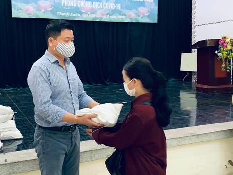 Trọng Tấn, Đăng Dương, Tấn Minh trao 7 tấn gạo cho 1.305 gia đình khó khăn - Ảnh 2. Trọng Tấn, Đăng Dương, Tấn Minh trao 7 tấn gạo cho 1.305 gia đình khó khăn - Ảnh 2.