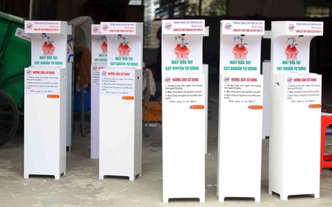 Trường nghề chế tạo máy rửa tay sát khuẩn tự động - Ảnh 1. Trường nghề chế tạo máy rửa tay sát khuẩn tự động - Ảnh 1.