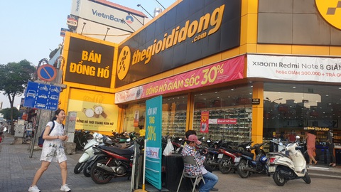 Tiền vẫn chảy vào chứng khoán, FPT và Thế giới di động đạt hàng ngàn tỉ doanh thu - Ảnh 1. Tiền vẫn chảy vào chứng khoán, FPT và Thế giới di động đạt hàng ngàn tỉ doanh thu - Ảnh 1.