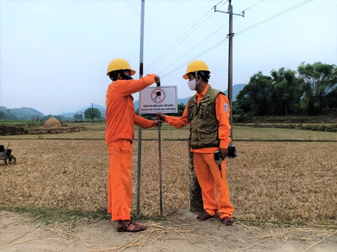 Công an điều tra cán bộ xã nghi chiếm đoạt tiền điện hỗ trợ cho người nghèo - Ảnh 1. Công an điều tra cán bộ xã nghi chiếm đoạt tiền điện hỗ trợ cho người nghèo - Ảnh 1.
