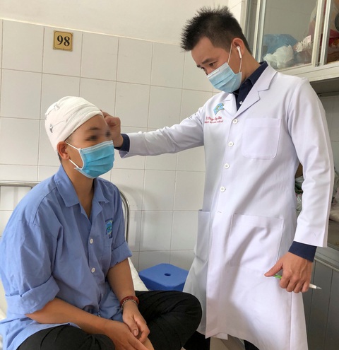 Một phụ nữ bị máy cắt rau tự chế cuốn hết da đầu - Ảnh 1. Một phụ nữ bị máy cắt rau tự chế cuốn hết da đầu - Ảnh 1.
