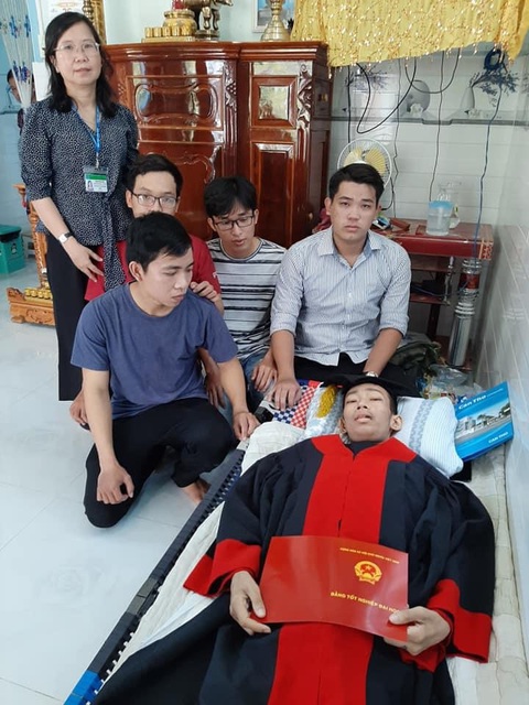 Sinh viên bệnh hiểm nghèo nhận bằng đại học tại nhà trước lúc ra đi - Ảnh 4. Sinh viên bệnh hiểm nghèo nhận bằng đại học tại nhà trước lúc ra đi - Ảnh 4.