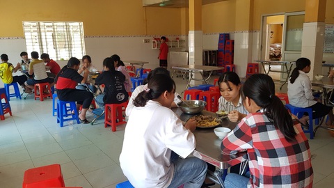 Thầy cô dậy từ 5h sáng đo thân nhiệt cho học trò kịp vào lớp - Ảnh 5. Thầy cô dậy từ 5h sáng đo thân nhiệt cho học trò kịp vào lớp - Ảnh 5.