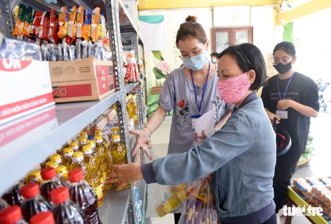 Tôi đã bật khóc ở siêu thị 0 đồng của người Sài Gòn - Ảnh 8. Tôi đã bật khóc ở siêu thị 0 đồng của người Sài Gòn - Ảnh 8.