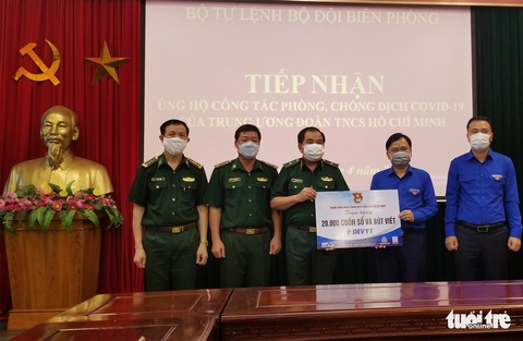 20.000 cuốn sổ tay gửi tặng bộ đội ngày đêm chống dịch nơi biên giới - Ảnh 1. 20.000 cuốn sổ tay gửi tặng bộ đội ngày đêm chống dịch nơi biên giới - Ảnh 1.