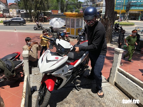 Bị phạt vì không đeo khẩu trang, đạp cảnh sát giao thông rồi bỏ chạy - Ảnh 1. Bị phạt vì không đeo khẩu trang, đạp cảnh sát giao thông rồi bỏ chạy - Ảnh 1.