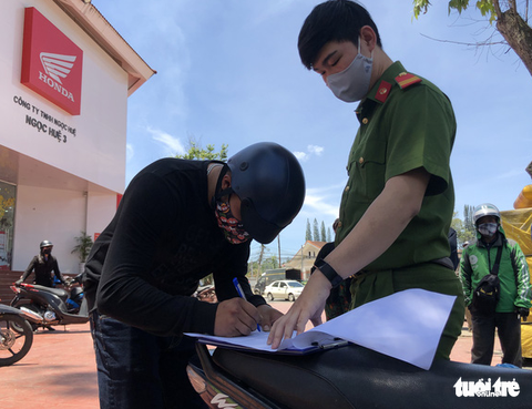 Bị phạt vì không đeo khẩu trang, đạp cảnh sát giao thông rồi bỏ chạy - Ảnh 2. Bị phạt vì không đeo khẩu trang, đạp cảnh sát giao thông rồi bỏ chạy - Ảnh 2.