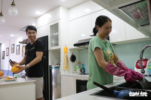 Cảm ơn các cán bộ đã tận tâm giúp đỡ cư dân chúng tôi trong thời gian cách ly - Ảnh 3. Cảm ơn các cán bộ đã tận tâm giúp đỡ cư dân chúng tôi trong thời gian cách ly - Ảnh 3.