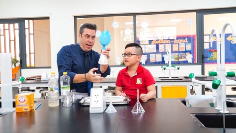 Royal School: kết nối thầy trò từ những giờ học trực tuyến - Ảnh 3. Royal School: kết nối thầy trò từ những giờ học trực tuyến - Ảnh 3.