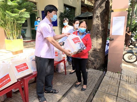 TP.HCM quyết định giảm 33 - 50% thu nhập tăng thêm năm 2020 - Ảnh 1. TP.HCM quyết định giảm 33 - 50% thu nhập tăng thêm năm 2020 - Ảnh 1.