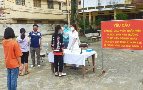 Thầy cô dậy từ 5h sáng đo thân nhiệt cho học trò kịp vào lớp - Ảnh 4. Thầy cô dậy từ 5h sáng đo thân nhiệt cho học trò kịp vào lớp - Ảnh 4.