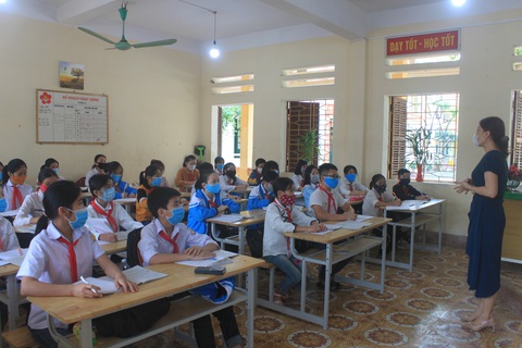 Thầy cô dậy từ 5h sáng đo thân nhiệt cho học trò kịp vào lớp - Ảnh 1. Thầy cô dậy từ 5h sáng đo thân nhiệt cho học trò kịp vào lớp - Ảnh 1.