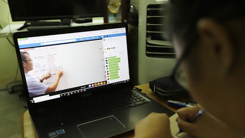 Quá tải vì học trực tuyến - Ảnh 1. Quá tải vì học trực tuyến - Ảnh 1.
