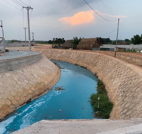 Tìm ra nguyên nhân con kênh chuyển màu xanh biếc - Ảnh 1. Tìm ra nguyên nhân con kênh chuyển màu xanh biếc - Ảnh 1.