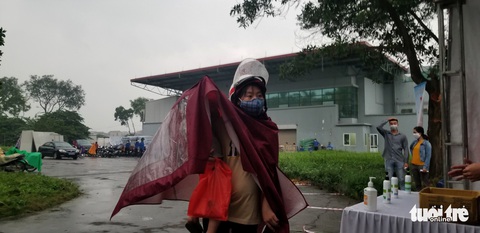 Mưa như trút, công nhân giúp nhau che hạt gạo sẻ chia kẻo ướt - Ảnh 5. Mưa như trút, công nhân giúp nhau che hạt gạo sẻ chia kẻo ướt - Ảnh 5.