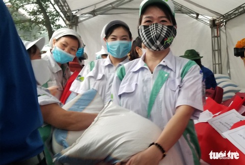 Mưa như trút, công nhân giúp nhau che hạt gạo sẻ chia kẻo ướt - Ảnh 7. Mưa như trút, công nhân giúp nhau che hạt gạo sẻ chia kẻo ướt - Ảnh 7.