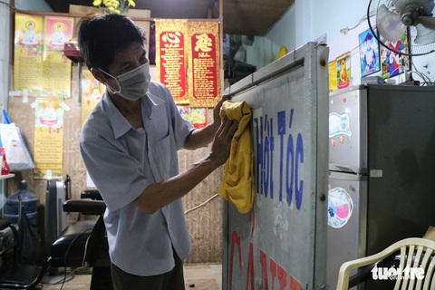 Hàng quán tại TP.HCM tất bật lau chùi, ‘rục rịch’ chờ mở lại - Ảnh 6. Hàng quán tại TP.HCM tất bật lau chùi, ‘rục rịch’ chờ mở lại - Ảnh 6.