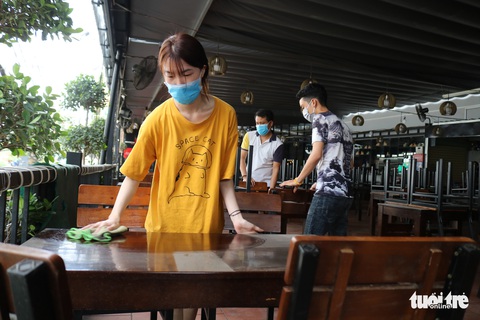 Hàng quán tại TP.HCM tất bật lau chùi, ‘rục rịch’ chờ mở lại - Ảnh 3. Hàng quán tại TP.HCM tất bật lau chùi, ‘rục rịch’ chờ mở lại - Ảnh 3.